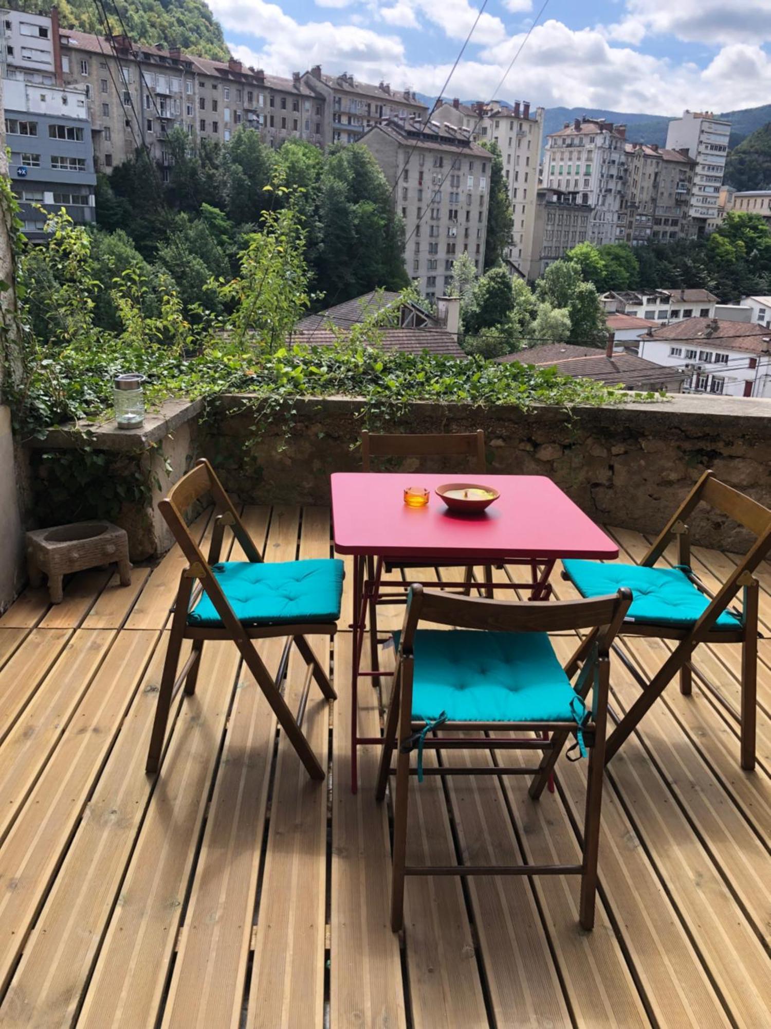 Appartement T2 Avec Terrasse Calme Et Ensoleillee à Saint-Claude Extérieur photo